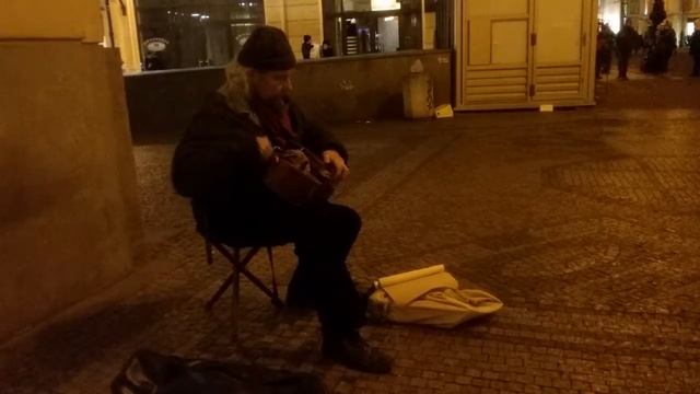 Уличный музыкант играет на колёсной лире (hurdy-gurdy). Прага, площадь Республики