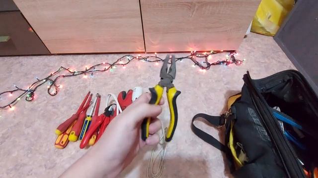 Электрики, а как у вас?! Что находиться в рабочей сумке электрика из ЖЭУ ?! смотреть онлайн