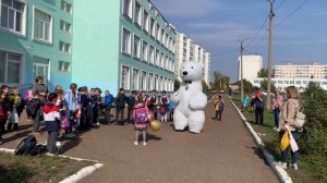 Большой белый медведь,  с Мамой поздравляет дочку с днём рождения в Уфе￼???