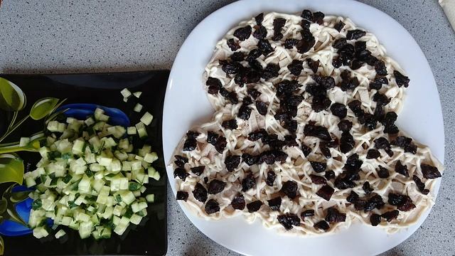 НОВОГОДНИЕ САЛАТЫ 2020. МЫШКА. САЛАТ С КУРИЦЕЙ ГРИБАМИ И ЧЕРНОСЛИВОМ. смотреть онлайн