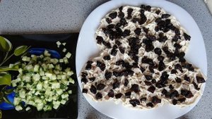 НОВОГОДНИЕ САЛАТЫ 2020. МЫШКА. САЛАТ С КУРИЦЕЙ ГРИБАМИ  И ЧЕРНОСЛИВОМ.