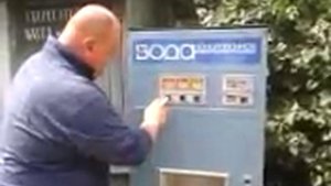 Советский автомат газированной воды работает..
