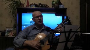 Над окошком месяц.