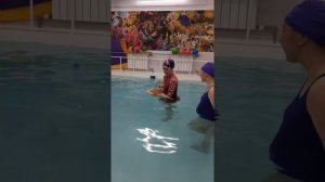 Катя учится плавать 11 месяцев ребенок Акваклуб "Под водой" индивидуальное занятие