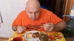 Мукбанг. Завтрак. Бутерброды с икрой и творожная запеканка с фейхоа. Разговор разговариваем.