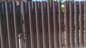 Забор из металлического евро штакетника в шахматном порядке
