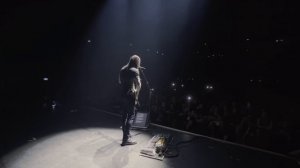 Myles Kennedy performs "Hallelujah" with Jeff Buckley's Fender Telecaster.