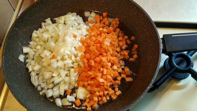 Тавче гравче (запеченная фасоль с овощами и охотничьими колбасками). Национальное македонское блюдо смотреть онлайн