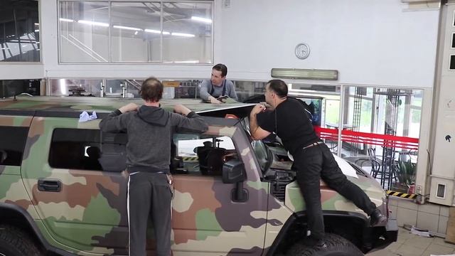 Оклейка автомобиля пленкой камуфляж. Hammer оклейка в армейский камуфляж