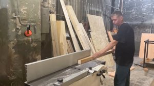Вольер со стеклопакетом в хозблоке и большим выгулом для собаки