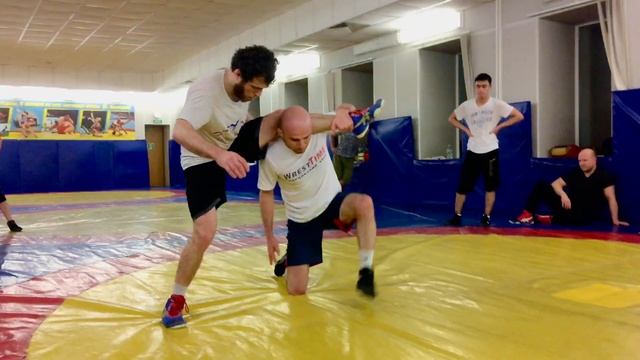 Как сделать проход в ноги, обойдя защиту соперника разбирает Шамиль Османов смотреть онлайн