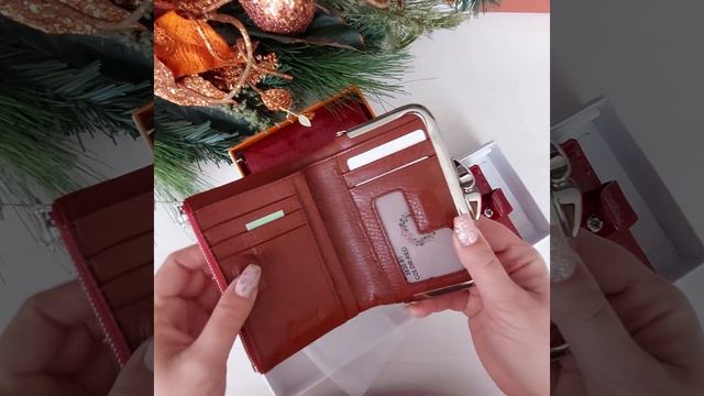 В наличии кошельки из лаковой , натуральной кожи . 1400/1450/1500 смотреть онлайн