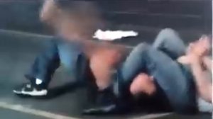 Борец против ножевика в уличной драке