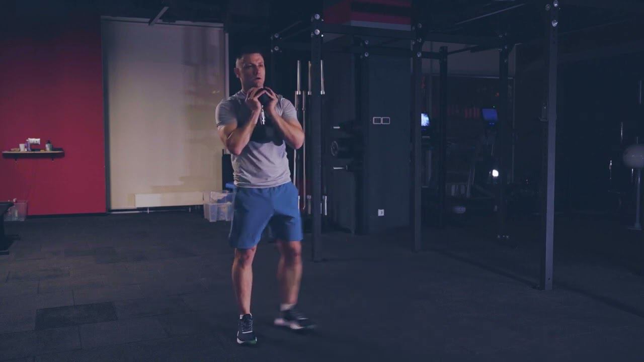 Латеральные выпады с гантелью на груди/ Lateral DB lunge