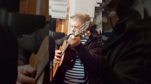 Зелёный поезд виляет задом...