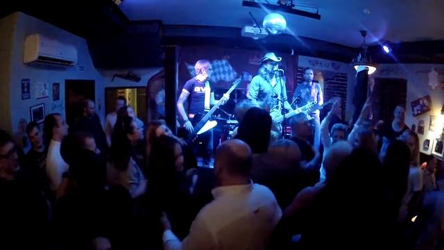 Григорий Стрелков и кавер группа GS Бабушка курит трубку Тверь Клуб Старый Чемод смотреть онлайн