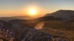 Восход солнца на Пшеха-Су, на горизонте гора Оштен