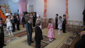 Дети поют песню на немецком языке