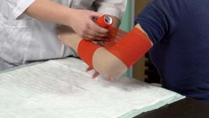 Фиксирующая повязка: как использовать и правильно накладывать. Советы родителям.