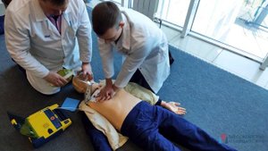 4.4.2 Базовая сердечно-легочная реанимация взрослых в команде с применением АНД