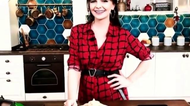 ВКУСНО ЛИ ГОТОВЯТ ИЗВЕСТНЫЕ ТУРЕЦКИЕ АКТРИСЫ? – ФАХРИЕ ЭВДЖЕН ОЧЕНЬ КРАСИВО И НЕЖНО ПОЁТ! смотреть онлайн