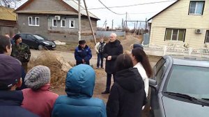 В Морском посёлке Трусовского района Астрахани опять неспокойно, люди вышли на встречу с депутатами