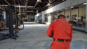 Шпатлевание пола и наполнение его песком.