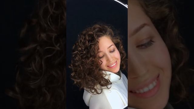 Кудрявый стиль это тренд 2022 года #curlyhair #завивка #завивкаволос #curl #биозавивка смотреть онлайн