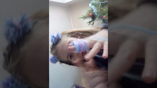 Сделать пушистика из ниток и ножниц