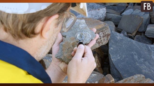 Мужчина нашел странный камень и решил посмотреть, что внутри смотреть онлайн