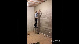 Отделка стены ламинатом