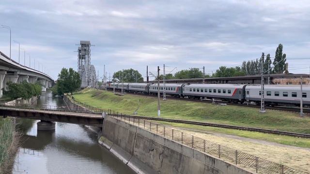 Электровоз ЭП20-069 С поездом №174М ”Таврия” Москва-Евпатория смотреть онлайн