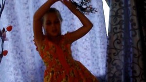 Мои дикие танцы!!!Танец в 10 лет и в 13 лет)))найди отличие))