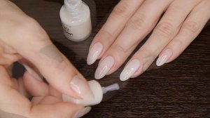Нежный дизайн ногтей в молочном цвете (обычный лак)
