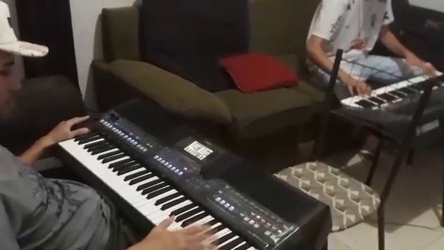 YAMAHA PSR SX 600 VS YAMAHA PSR S670 смотреть онлайн