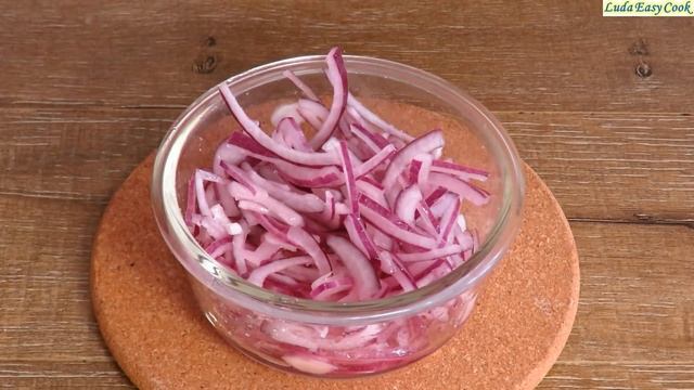ВКУСНЫЙ ПРОСТОЙ САЛАТ ИЗ КАЛЬМАРОВ С МАРИНОВАННЫМ ЛУКОМ | SQUID SALAD RECIPE Люда Изи Кук Салаты