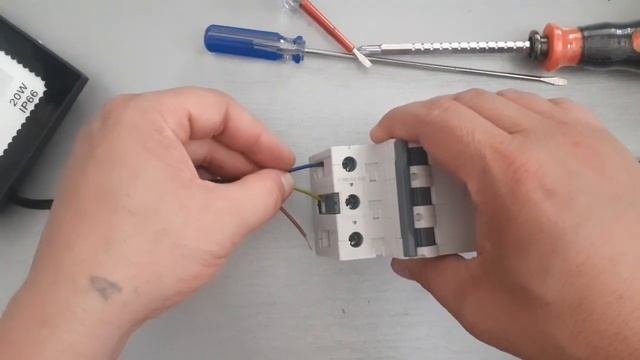 Как подключить Трехполюсный АВТОМАТ....