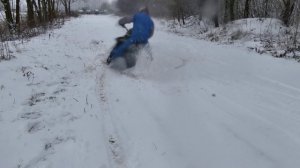 По снегу на питбайке.mp4
