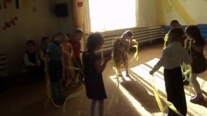 Танец Солнечные лучики средняя группа