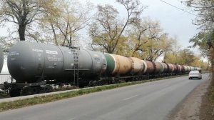 Тепловоз ТЭМ18ДМ 1891 с грузовым поездом.