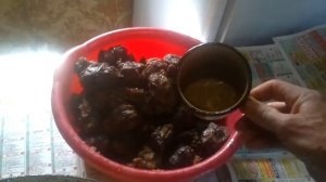 Подготовил медовую сыту для подкормки.