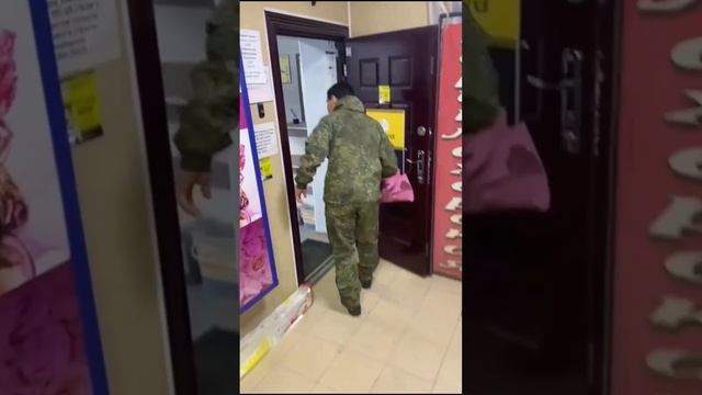 Молодой боец СВО приехал в отпуск  и первым делом решил устроить сюрприз любимой маме