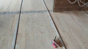 Штукатурим деревянный пол по маякам в уровень без порогов. Как выровнять деревянный пол недорого.