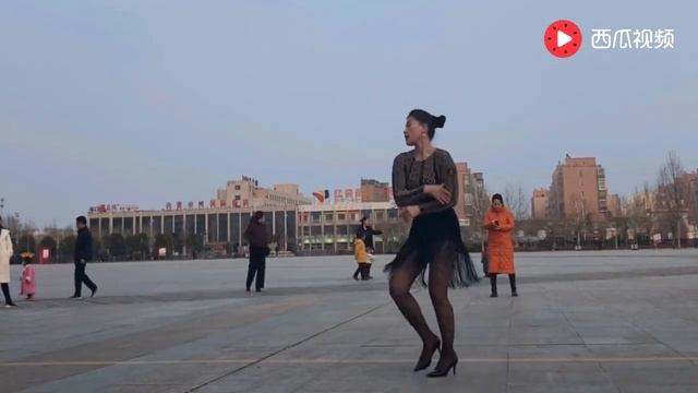 Китаянка #Цинцин_танцует Рождественский танец смотреть онлайн