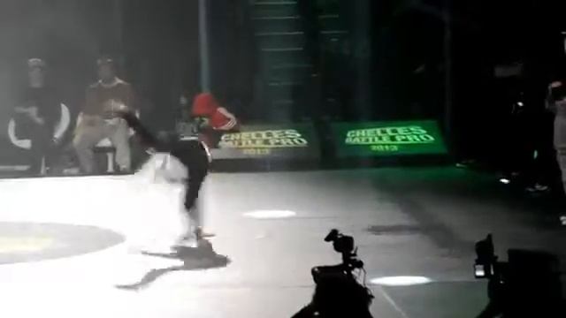 6-ти летняя девочка исполнила брейк данс! смотреть онлайн