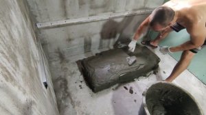 Самостройщик установил ванну на газоблок.