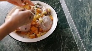 Сочные куриные бёдра с овощами.