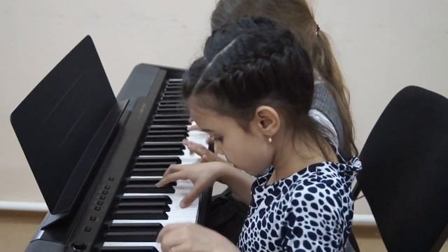 Валиахметова Аделя, Пегова Софья Счастливое детство смотреть онлайн