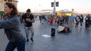 RUSA EN  BARCELONA ME SORPRENDEN BAILANDO BACHATA MIREN QUÉ SUCEDE