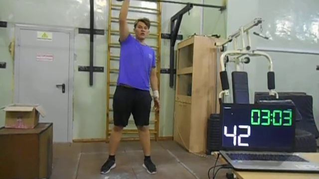 Гиревой спорт. Кузьмин Антон 2003 г. 4 этап Онлайн Кубка мира "Двоеборье" Рывок гири 20 кг 5 минут смотреть онлайн